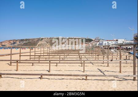 Rangée de support pour le séchage de poissons sur la plage de Nazaré Banque D'Images