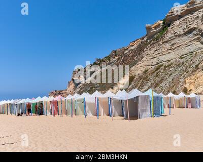 Tentes de plage colorées à la plage de Nazaré Banque D'Images