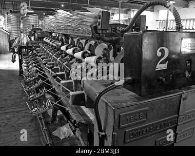 Intérieur d'une usine de coton de Manchester, Cottonopolis, fabrication de coton et de tissu, 1948 Roto-Coner machine