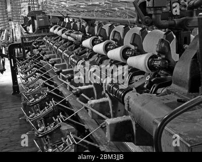 A l'intérieur d'une usine de coton de Manchester, le Cottonopolis,fabrication de coton et de tissu,1948 Roto-Coner machine Banque D'Images