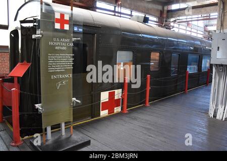 Une voiture de l'hôpital de l'armée américaine utilisée pour transporter des troupes pendant la guerre fait maintenant partie du Musée des transports de Caroline du Nord. Banque D'Images