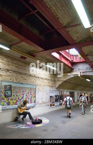 1880 Métro victorien piéton Busker Busking à South Kensington, Londres pour les musées et la station de métro Banque D'Images