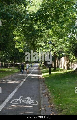 Bicycle Lane à Holland Park, Kensington, Londres W8 6LU Banque D'Images