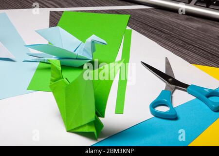 modèles d'oiseaux sur la table en papier à l'origami Banque D'Images
