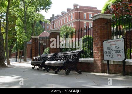 Jardins de l'Académie de la propriété de luxe néo-géorgienne, Duchess of Bedfords Walk, Holland Park, Kensington, Londres W8 7QQ par H. Percy Adams et Charles Holden Banque D'Images