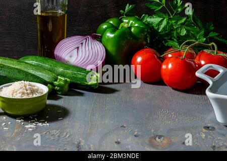 Assortiment de légumes frais et de riz. Banque D'Images