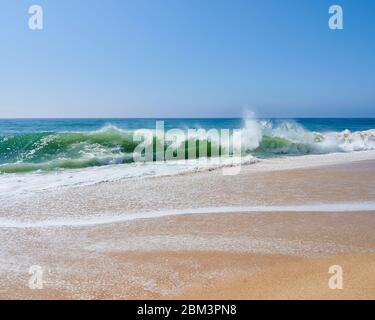 des vagues vertes de l'atlantique se brisent sur la plage du nord de la plage, Nazaré Banque D'Images