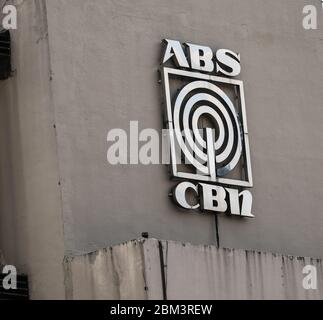 Philippines. 05e mai 2020. Le système de radiodiffusion Alto et le réseau de radiodiffusion chronique (ABS-CB, le plus grand réseau de télévision et de radiodiffusion du pays, avait fermé hier le 5 mai, 2020 en raison de la pandémie de COVID-19 due à une ordonnance directe de la Commission nationale des télécommunications de mettre fin à ses opérations avant l'expiration de la licence du Congrès de 25 ans en mai 4. (Photo de Mary Grace Catin/Pacific Press) crédit: Agence de presse du Pacifique/Alay Live News Banque D'Images