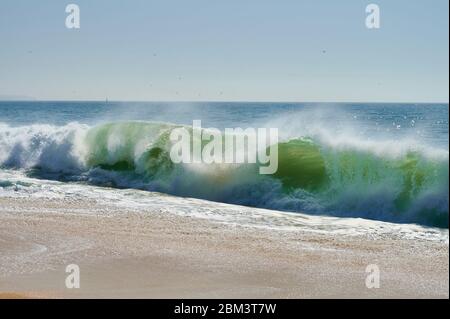 des vagues vertes de l'atlantique se brisent sur la plage du nord de la plage, Nazaré Banque D'Images