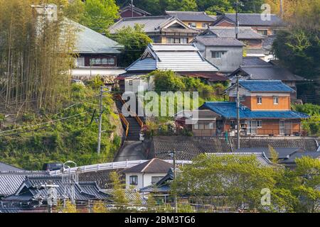 Escalier en haut de la colline vers de grandes maisons traditionnelles dans la campagne japonaise Banque D'Images