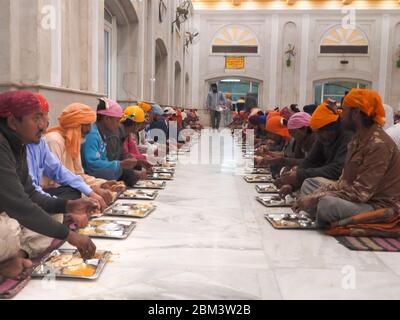 DELHI, INDE - 13 MARS 2019 : les gens mangeant à la salle de spectacle gurudwara bangla sahib à New delhi Banque D'Images