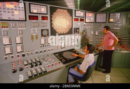 SCRIBA, NEW YORK, États-Unis, 1985 - techniciens travaillant dans le simulateur de salle de contrôle, à la centrale nucléaire Fitzpatrick. Banque D'Images