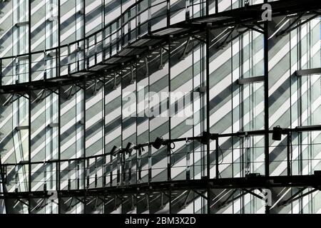 Le mur d'un bâtiment en verre construit avec des lignes droites et courbes Banque D'Images