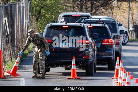 Chicago, États-Unis. 6 mai 2020. Un membre de la Garde nationale de l'Illinois gère le trafic sur un site d'essai de la COVID-19, côté nord-ouest de Chicago, aux États-Unis, le 6 mai 2020. Selon le Centre for Systems Science and Engineering de l'Université Johns Hopkins, le nombre de décès de la COVID-19 a dépassé 260,000 mercredi après-midi, atteignant 260,487 à 14 h 32 (1832 GMT). Les États-Unis ont signalé le plus grand nombre de décès dus à la COVID-19 à 71,982. Crédit: Joel Lerner/Xinhua/Alay Live News Banque D'Images