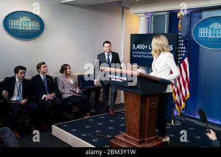 Washington, DC, États-Unis. 6 mai 2020. Joe Shamess, cofondateur de Flags of Valor, une petite entreprise qui vend des drapeaux américains en bois et qui est bénéficiaire du programme de protection des chèques de paie, se joint à Kayleigh McEnany, secrétaire de presse de la Maison Blanche, lors d'un briefing à la Maison Blanche à Washington, DC, États-Unis, le mercredi 6 mai 2020. Crédit: Sarah Silbiger/Pool via CNP | usage dans le monde crédit: dpa/Alay Live News Banque D'Images