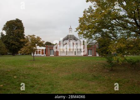 Façade classique Doric Columns Serpentine Gallery, Kensington Gardens, Londres W2 par James Gray West Banque D'Images