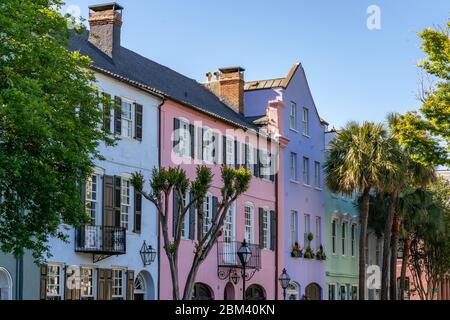 Rainbow Row est une série de treize maisons historiques colorées à Charleston, en Caroline du Sud. Banque D'Images