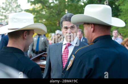 Austin Texas Etats-Unis, 11 septembre 2011: Texas Gov. Rick Perry commémore le 10th anniversaire des attaques terroristes de 11 septembre lors d'une cérémonie commémorative au monument des tours jumelles du cimetière d'État du Texas. Perry a déclaré à la foule que « les images sont toujours présentes dans nos esprits et nous n'oublierons jamais les vies perdues ce jour-là ». ©Bob Daemmrich Banque D'Images