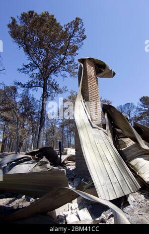 Comté de Bastrop Texas États-Unis, 9 septembre 2011: Les séquelles d'un feu de forêt à travers les bois de piney dans le comté de Bastrop à 30 miles à l'est d'Austin est montré dans cette propriété. Les incendies ont détruit plus de 1 400 maisons et brûlé plus de 38 000 acres alors qu'il était hors de contrôle pendant cinq jours. ©Bob Daemmrich Banque D'Images