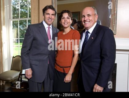 Austin, Texas États-Unis, septembre 2009 : le gouverneur du Texas Rick Perry (l) pose avec l'ancien maire de New York Rudy Giuliani (r) et Marjorie Cotera lors d'une collecte de fonds républicaine en 2009. ©Bob Daemmrich Banque D'Images