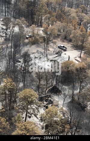 Comté de Bastrop, Texas États-Unis, 16 septembre 2011 : dommages à la forêt et aux maisons dans la subdivision du village de Tahitien. Les incendies de forêt dans la région ont brûlé 38 000 acres et plus de 1 500 maisons avec deux décès signalés. Les résidents ont finalement été autorisés à retourner à ce qui reste de leur maison près de deux semaines après le début de l'incendie. ©Bob Daemmrich Banque D'Images