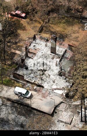 Bastrop Texas États-Unis, 16 septembre 2011: Résident retourne à la maison détruite après des feux de forêt massifs balayé à travers les quartiers boisés, brûlant plus de 1400 maisons dans la région début septembre. ©Bob Daemmrich Banque D'Images