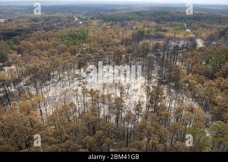 Comté de Bastrop, Texas États-Unis, 16 septembre 2011 : dommages à la forêt et aux maisons dans la subdivision du village de Tahitien. Les incendies de forêt dans la région ont brûlé 38 000 acres et plus de 1 500 maisons avec deux décès signalés. Les résidents ont finalement été autorisés à retourner à ce qui reste de leur maison près de deux semaines après le début de l'incendie. ©Bob Daemmrich Banque D'Images