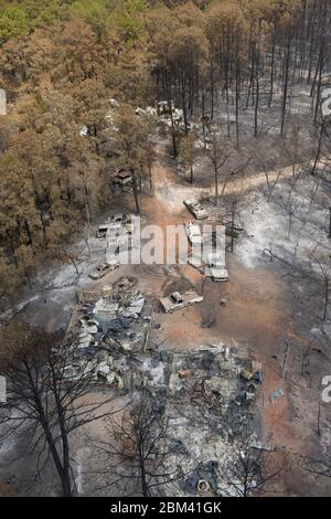 Comté de Bastrop, Texas États-Unis, 16 septembre 2011 : dommages à la forêt et aux maisons dans la subdivision du village de Tahitien. Les incendies de forêt dans la région ont brûlé 38 000 acres et plus de 1 500 maisons avec deux décès signalés. Les résidents ont finalement été autorisés à retourner à ce qui reste de leur maison près de deux semaines après le début de l'incendie. ©Bob Daemmrich Banque D'Images