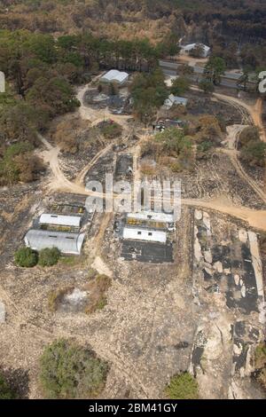 Comté de Bastrop, Texas États-Unis, 16 septembre 2011 : dommages à la forêt et aux maisons dans la subdivision du village de Tahitien. Les incendies de forêt dans la région ont brûlé 38 000 acres et plus de 1 500 maisons avec deux décès signalés. Les résidents ont finalement été autorisés à retourner à ce qui reste de leur maison près de deux semaines après le début de l'incendie. ©Bob Daemmrich Banque D'Images