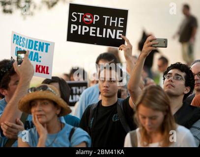 Austin, Texas États-Unis, 28 septembre 2011: Des écologistes se rassemblent sur le campus de l'Université du Texas contre le projet de pipeline de sables bitumineux Keystone XL du Canada au Texas. Le département d'État des États-Unis a tenu des audiences tout au long de la journée sur le campus de l'UT. ©Marjorie Kamys Cotera/Daemmrich Photographie Banque D'Images