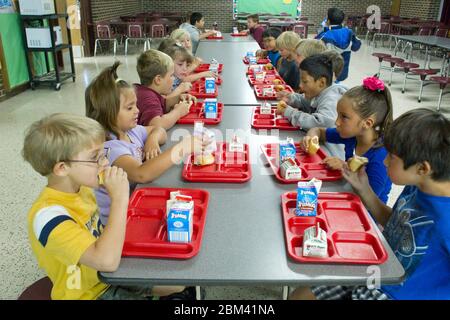 Paint Creek, Texas États-Unis, 22 septembre 2011: Les élèves du primaire mangent le petit-déjeuner à l'école de Paint Creek dans le comté rural de Haskell au nord-est d'Abilene, où le gouverneur du Texas et candidat présidentiel Rick Perry était étudiant en 1950s et en 1960s. ©Bob Daemmrich Banque D'Images