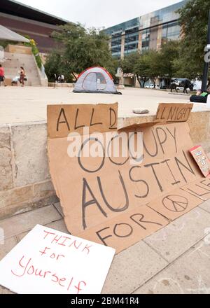 Austin, Texas États-Unis, 7 octobre 2011 : tente sur la place de l'hôtel de ville d'Austin en début de matinée d'une manifestation d'occupation d'Austin à l'hôtel de ville dans le centre-ville. Occuper Austin est une émanation d'Occupy Wall Street, une protestation en cours qui dénonce le rôle que jouent les grandes entreprises dans la crise financière actuelle. Les manifestants campent sur la place depuis plusieurs jours. ©Marjorie Kamys Cotera/Daemmrich Photographie Banque D'Images