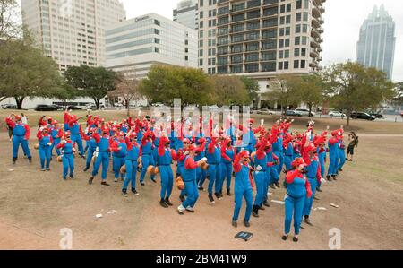 Austin, Texas Etats-Unis, 7 novembre 2011: Groupe diversifié de personnes embauchées pour une campagne de marketing flash mob par Nintendo portent des tenues identiques pour promouvoir Super Mario 3D Island, un nouveau jeu vidéo pour le système Nintendo 3DS. © Marjorie Kamys Cotera/Daemmrich Photographie Banque D'Images