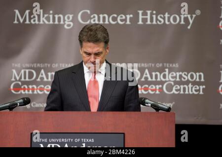 Houston Texas États-Unis, 28 novembre 2011: Texas Gov. Rick Perry à l'annonce de la création d'un nouvel Institut pour les sciences appliquées du cancer au MD Anderson cancer Centre de l'Université du Texas. © Marjorie Kamys Cotera/Daemmrich Photographie Banque D'Images