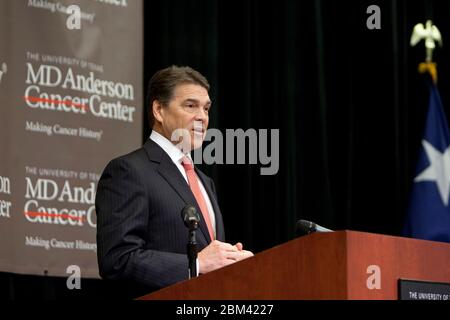 Houston Texas États-Unis, 28 novembre 2011: Texas Gov. Rick Perry à l'annonce de la création d'un nouvel Institut pour les sciences appliquées du cancer au MD Anderson cancer Centre de l'Université du Texas. © Marjorie Kamys Cotera/Daemmrich Photographie Banque D'Images