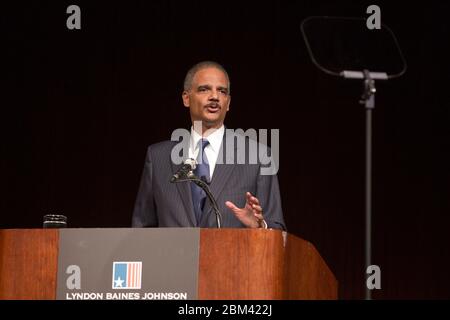 Austin, Texas États-Unis, 13 décembre , 2011: Eric Holder, procureur général des États-Unis, détaille les efforts de l'administration Obama pour maintenir les dispositions de la Loi sur les droits de vote dans un discours à la bibliothèque LBJ. M. Holder a déclaré que le ministère de la Justice prendra une position agressive dans l'examen des lois que les défenseurs des droits civils disent qu'elles supprimeront la participation des électeurs. ©Bob Daemmrich Banque D'Images