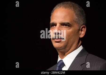 Austin, Texas États-Unis, 13 décembre , 2011: Eric Holder, procureur général des États-Unis, détaille les efforts de l'administration Obama pour maintenir les dispositions de la Loi sur les droits de vote dans un discours à la bibliothèque LBJ. M. Holder a déclaré que le ministère de la Justice prendra une position agressive dans l'examen des lois que les défenseurs des droits civils disent qu'elles supprimeront la participation des électeurs. ©Bob Daemmrich Banque D'Images