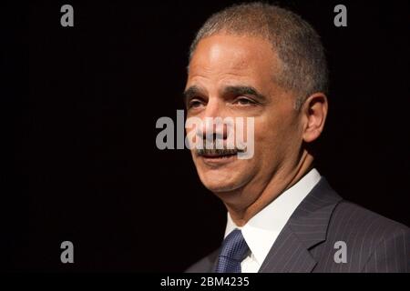 Austin, Texas États-Unis, 13 décembre , 2011: Eric Holder, procureur général des États-Unis, détaille les efforts de l'administration Obama pour maintenir les dispositions de la Loi sur les droits de vote dans un discours à la bibliothèque LBJ. M. Holder a déclaré que le ministère de la Justice prendra une position agressive dans l'examen des lois que les défenseurs des droits civils disent qu'elles supprimeront la participation des électeurs. ©Bob Daemmrich Banque D'Images