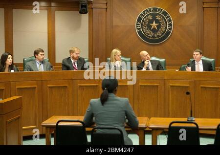 Austin Texas États-Unis, 1 décembre 2011: Une étudiante en droit de l'Université du Texas à Austin écoute la question de l'étudiant lors d'une audience simulée du comité législatif au Capitole du Texas. Le sénateur d'État John Whitmire, deuxième de droite, participe. ©Marjorie Kamys Cotera/Daemmrich Photographie Banque D'Images