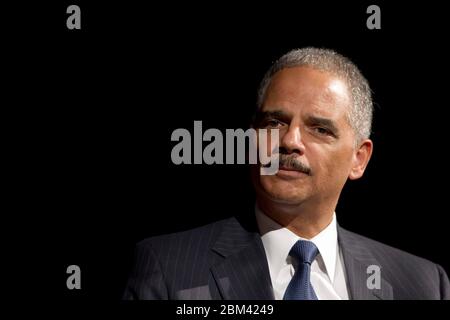 Austin, Texas États-Unis, 13 décembre , 2011: Eric Holder, procureur général des États-Unis, détaille les efforts de l'administration Obama pour maintenir les dispositions de la Loi sur les droits de vote dans un discours à la bibliothèque LBJ. M. Holder a déclaré que le ministère de la Justice prendra une position agressive dans l'examen des lois que les défenseurs des droits civils disent qu'elles supprimeront la participation des électeurs. ©Bob Daemmrich Banque D'Images