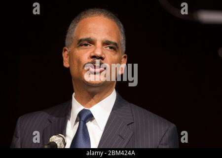 Austin, Texas États-Unis, 13 décembre , 2011: Eric Holder, procureur général des États-Unis, détaille les efforts de l'administration Obama pour maintenir les dispositions de la Loi sur les droits de vote dans un discours à la bibliothèque LBJ. M. Holder a déclaré que le ministère de la Justice prendra une position agressive dans l'examen des lois que les défenseurs des droits civils disent qu'elles supprimeront la participation des électeurs. ©Bob Daemmrich Banque D'Images