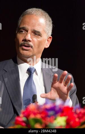 Austin, Texas États-Unis, 13 décembre , 2011: Eric Holder, procureur général des États-Unis, détaille les efforts de l'administration Obama pour maintenir les dispositions de la Loi sur les droits de vote dans un discours à la bibliothèque LBJ. M. Holder a déclaré que le ministère de la Justice prendra une position agressive dans l'examen des lois que les défenseurs des droits civils disent qu'elles supprimeront la participation des électeurs. ©Bob Daemmrich Banque D'Images