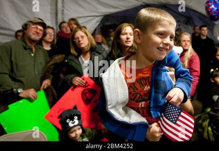 Fort Hood Texas États-Unis, 24 décembre 2011 : le fils excité de l'armée, le Maj Tom Whipple, attend l'arrivée de son père lors de la cérémonie de bienvenue pour les troupes revenant du déploiement en Irak la veille de Noël. ©Marjorie Kamys Cotera/Daemmrich Photographie Banque D'Images