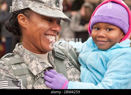 Fort Hood Texas Etats-Unis, 24 décembre 2011: Une femme noire vétéran de guerre sourit à sa fille après son arrivée de déploiement en Irak le réveillon de Noël: ©Marjorie Kamys Cotera/Daemmrich Photographie Banque D'Images