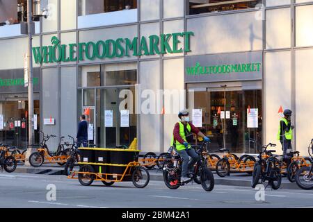 Livraison de la nourriture vélos à l'extérieur de Whole Foods Market Bryant Park à New York a transformé le supermarché noir pour remplir en ligne... PLUS D'INFORMATIONS POUR LA LÉGENDE COMPLÈTE Banque D'Images