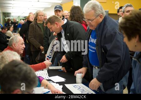 Des Moines, Iowa États-Unis, 3 janvier 2012: Les congressistes de l'Iowa participent au processus d'inscription à l'église point of Grace avant de voter pour le candidat présidentiel de leur choix. © Bob Daemmrich Banque D'Images