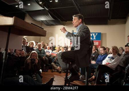 Boone, Iowa États-Unis, 31 décembre 2011 : Rick Perry, candidat à la nomination présidentielle républicaine, fait une dernière pression auprès des électeurs du caucus de l'Iowa lors d'une rencontre et d'un accueil à Dutch Oven Bakery. Le gouverneur du Texas a du mal à relancer sa campagne après avoir régulièrement chuté dans la plupart des sondages, car plusieurs gaffes ont fait dérailler ses efforts pour rester un haut candidat dans la primaire républicaine. ©Bob Daemmrich Banque D'Images