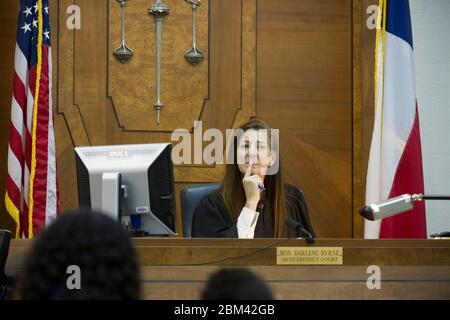 Austin, Texas États-Unis, 21 novembre 2011: Le juge de la Cour de famille Darlene Byrne travaille avec des avocats, des bénévoles et des clients pour traiter des affaires familiales, y compris des adoptions, des questions de garde et de visite au palais de justice du comté de Travis. Byrne a pratiqué le droit pendant 13 ans avant de devenir juge du tribunal de la famille il y a 10 ans. ©Bob Daemmrich Banque D'Images