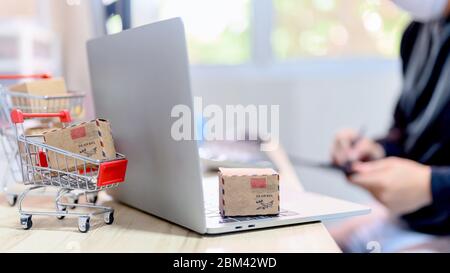 Concept de shopping en ligne et de livraison à domicile. Verrouillage et mise en quarantaine pour la maison de travail. Les PME et le commerce électronique sont des effets de Covid-19. Banque D'Images