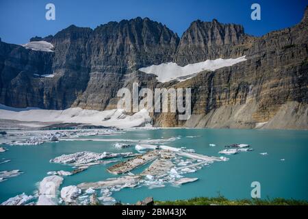 Fonte des icebergs dans le lac du glacier Grinnell en été Banque D'Images